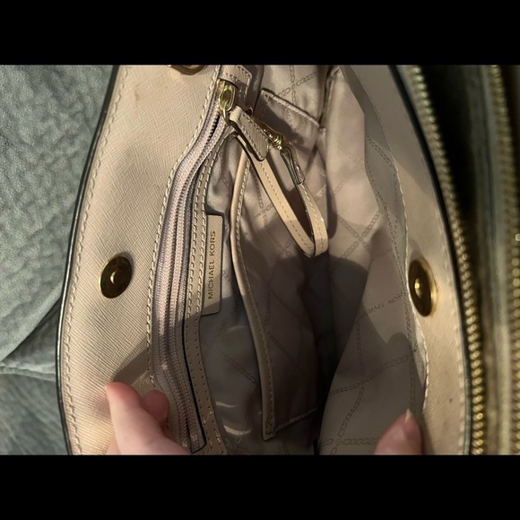 Michael Kors purse - Picture 4 of 10